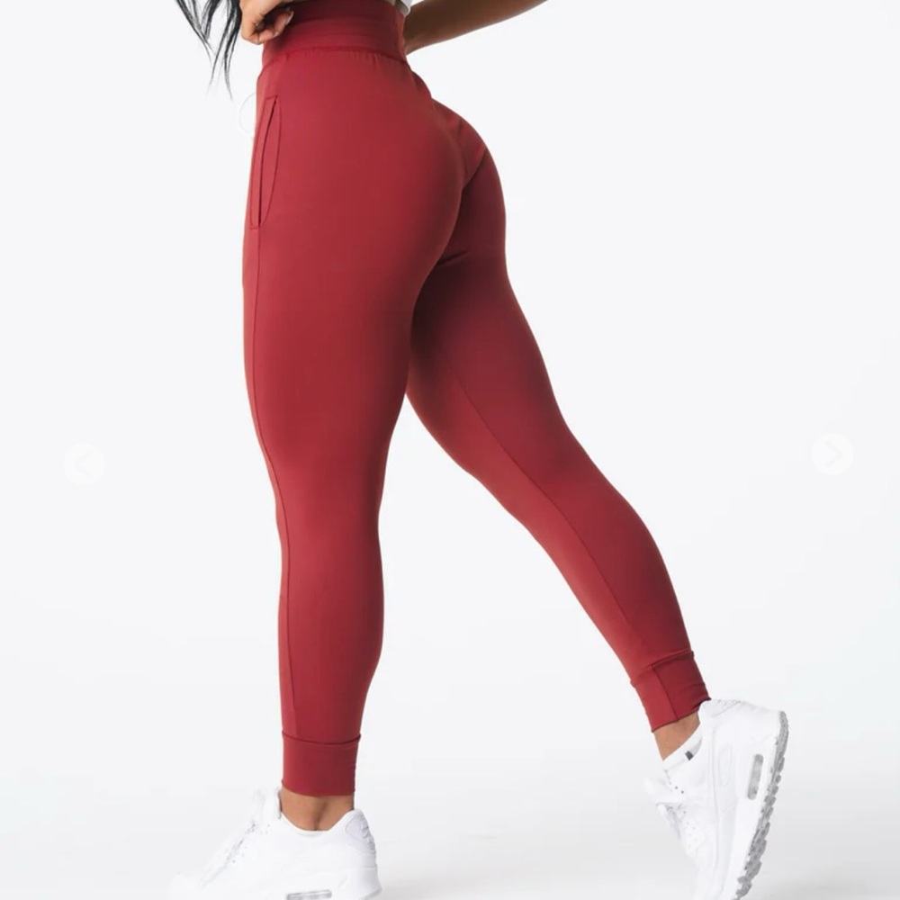 NVGTN JOGGERS
NWT